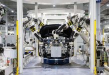 Dördüncü Sanayi Devrimi olarak da anılan günümüz endüstriyel dönüşümünde robotik teknolojiler, iş dünyasının dinamiklerini radikal bir biçimde yeniden şekillendiriyor. 18. yüzyılda buhar gücünün öncülük ettiği ilk sanayi devriminden bu yana, üretim teknikleri sürekli olarak evrildi. Ancak hiçbir dönem, günümüzdeki kadar hızlı ve kapsamlı bir değişim yaşamadı. Robotlar, artık sadece otomotiv fabrikalarında değil, sağlık, tarım, lojistik ve daha birçok sektörde üretkenliğin temel direği haline geldi. Bu gelişmeler, robotik sistemlerin yalnızca iş süreçlerini değil, aynı zamanda iş gücü yapısını, ekonomik modelleri ve toplumsal yapıyı da etkilediğini ortaya koyuyor. Konulu bir haber görseli.