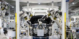 Dördüncü Sanayi Devrimi olarak da anılan günümüz endüstriyel dönüşümünde robotik teknolojiler, iş dünyasının dinamiklerini radikal bir biçimde yeniden şekillendiriyor. 18. yüzyılda buhar gücünün öncülük ettiği ilk sanayi devriminden bu yana, üretim teknikleri sürekli olarak evrildi. Ancak hiçbir dönem, günümüzdeki kadar hızlı ve kapsamlı bir değişim yaşamadı. Robotlar, artık sadece otomotiv fabrikalarında değil, sağlık, tarım, lojistik ve daha birçok sektörde üretkenliğin temel direği haline geldi. Bu gelişmeler, robotik sistemlerin yalnızca iş süreçlerini değil, aynı zamanda iş gücü yapısını, ekonomik modelleri ve toplumsal yapıyı da etkilediğini ortaya koyuyor. Konulu bir haber görseli.