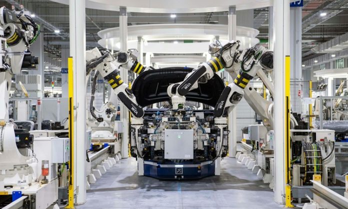 Robotik Teknolojiler Sanayi Devrimini Dördüncü Sanayi Devrimi olarak da anılan günümüz endüstriyel dönüşümünde robotik teknolojiler, iş dünyasının dinamiklerini radikal bir biçimde yeniden şekillendiriyor. 18. yüzyılda buhar gücünün öncülük ettiği ilk sanayi devriminden bu yana, üretim teknikleri sürekli olarak evrildi. Ancak hiçbir dönem, günümüzdeki kadar hızlı ve kapsamlı bir değişim yaşamadı. Robotlar, artık sadece otomotiv fabrikalarında değil, sağlık, tarım, lojistik ve daha birçok sektörde üretkenliğin temel direği haline geldi. Bu gelişmeler, robotik sistemlerin yalnızca iş süreçlerini değil, aynı zamanda iş gücü yapısını, ekonomik modelleri ve toplumsal yapıyı da etkilediğini ortaya koyuyor. Konulu bir haber görseli.