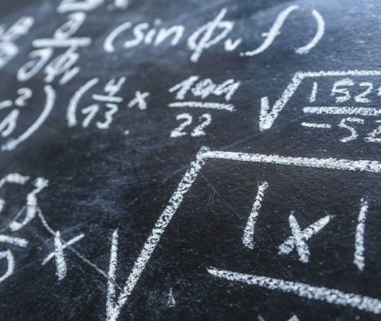 Son yıllarda, eğitimdeki en önemli eğilimlerden biri STEM eğitimi olmuştur. STEM, Fen (Science), Teknoloji (Technology), Mühendislik (Engineering) ve Matematik (Mathematics) alanlarını kapsayan bir eğitim yaklaşımıdır. Bu dört disiplini bir araya getirerek öğrencilere kapsamlı bir öğrenme deneyimi sunmayı amaçlar. STEM eğitimi, sadece bu alanlardaki teknik bilgiyi öğretmekle kalmaz, aynı zamanda öğrencilerin eleştirel düşünme, problem çözme ve yenilikçi fikirler geliştirme becerilerini de artırır. Bu yazıda, STEM eğitimini daha yakından inceleyecek ve neden bu kadar popüler olduğunu ele alacağız. Konulu bir haber görseli.