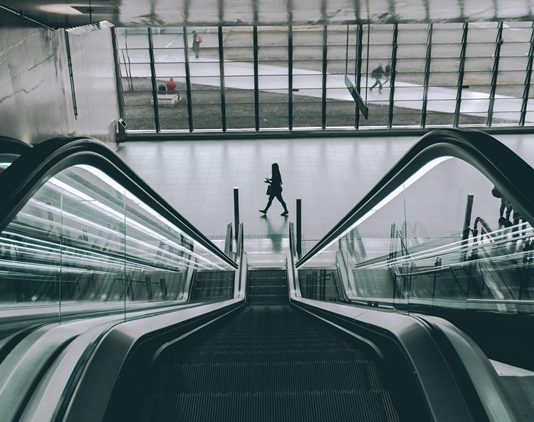 Şahıs şirketi kurmak, Türkiye'de girişimcilik yapmak isteyen bireyler için hem maliyet açısından uygun hem de bürokratik açıdan oldukça pratiktir. Ancak şirket kurma sürecinde en çok merak edilen konulardan biri, işletmenin adres bildirimiyle ilgilidir. Özellikle home ofis çalışanlar, freelancer’lar, dijital girişimciler ve e-ticaret yapanlar tarafından sıkça sorulan “Şahıs şirketi ev adresi olur mu?” sorusu, hem yasal mevzuat hem de uygulamadaki prosedürler açısından detaylı bir şekilde değerlendirilmelidir. Konulu bir haber görseli.