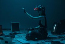 Sanal gerçeklik, teknolojinin gelişimiyle birlikte hayatımıza giren ve gerçek dünyadan tamamen farklı bir deneyim sunan dijital bir ortamdır. Kullanıcıları fiziksel ortamdan izole ederek sanal bir dünyanın içine sokan bu teknoloji, özellikle son yıllarda eğlence, eğitim, sağlık ve savunma gibi pek çok alanda kullanılmaya başlanmıştır. Gerçek dünyaya ait olmayan ancak kullanıcıya tamamen gerçek hissi veren bu ortamlar, özel donanımlar sayesinde üç boyutlu olarak deneyimlenir. Bu sayede kişiler, yalnızca izlemekle kalmaz; aynı zamanda bu dünyaların bir parçası haline gelir. Konulu bir haber görseli.