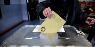 Demokrasilerin vazgeçilmez unsurlarından biri olan seçimler, halkın yönetime doğrudan katılımını sağlar. Ancak bu katılımın nasıl şekilleneceği, kullanılan seçim sistemlerine ve bu sistemlerin içindeki düzenlemelere bağlıdır. Bu düzenlemeler arasında yer alan seçim barajı, özellikle temsilde adalet ve yönetimde istikrar arasındaki dengeyi belirleme açısından kritik bir unsur olarak öne çıkar. Ancak uygulandığı her ülkede, seçim barajı çeşitli açılardan hem siyasal hem de toplumsal tartışmalara neden olmuştur. Bu nedenle “Seçim barajı neden vardır?” ve “Hangi amaçlara hizmet eder?” gibi sorular güncelliğini daima korur. Konulu bir haber görseli.