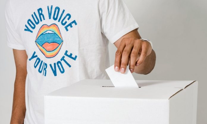 Seçim sistemleri, demokratik yönetimlerin temel yapı taşlarından biridir. Vatandaşların siyasal tercihlerinin yönetime yansımasını sağlayan bu mekanizmalar, sadece kimlerin iktidara geleceğini değil, aynı zamanda halkın iradesinin ne kadar adil ve dengeli bir biçimde temsil edileceğini de belirler. Bu yüzden seçim sistemlerinin yapısı, bir ülkenin siyasi temsil kalitesiyle doğrudan ilişkilidir. Temsilin adaletli, çoğulcu ve kapsayıcı olabilmesi; seçim sisteminin işleyişine, kurallarına ve uygulama biçimine bağlıdır. Konulu bir haber görseli.