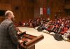 Sempozyum, akademik ve bilimsel dünyanın en temel yapı taşlarından biridir. Disiplinler arası bilgi alışverişini teşvik eden bu toplantılar, sadece bilimsel üretkenliği artırmakla kalmaz, aynı zamanda fikirlerin çatışmasından doğan ilerlemenin de merkezinde yer alır. Özellikle üniversiteler, araştırma kurumları ve meslek kuruluşları tarafından organize edilen sempozyumlar, belirli bir konuya ya da temaya odaklanarak alanında uzman kişilerin bir araya geldiği toplantılardır. Bu buluşmalar, bilginin paylaşılmasının ve yeniden yapılandırılmasının en etkili yollarından biridir. Konulu bir haber görseli.