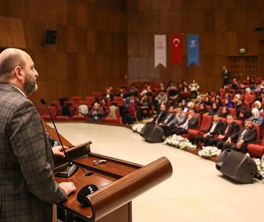 Sempozyum, akademik ve bilimsel dünyanın en temel yapı taşlarından biridir. Disiplinler arası bilgi alışverişini teşvik eden bu toplantılar, sadece bilimsel üretkenliği artırmakla kalmaz, aynı zamanda fikirlerin çatışmasından doğan ilerlemenin de merkezinde yer alır. Özellikle üniversiteler, araştırma kurumları ve meslek kuruluşları tarafından organize edilen sempozyumlar, belirli bir konuya ya da temaya odaklanarak alanında uzman kişilerin bir araya geldiği toplantılardır. Bu buluşmalar, bilginin paylaşılmasının ve yeniden yapılandırılmasının en etkili yollarından biridir. Konulu bir haber görseli.