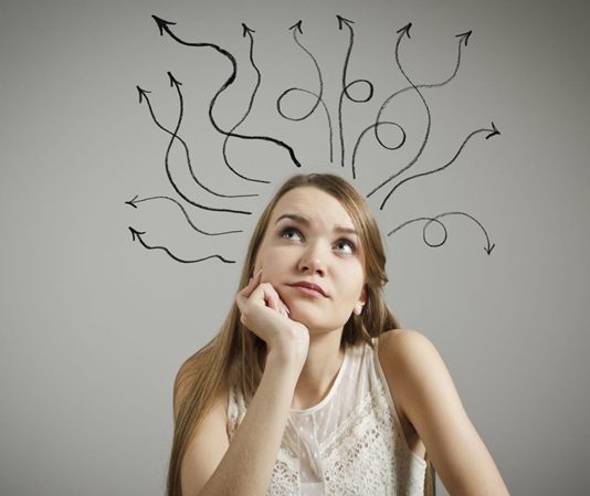 Modern çağın bilgi yoğunluğu, bireyleri sadece bilgiyi ezberlemekten öteye geçmeye zorluyor. Artık önemli olan bilgiye sahip olmak değil, bilgileri birleştirmek, yorumlamak ve yenilikçi çözümler üretmek. Bu noktada öne çıkan kavramlardan biri de sentetik düşünce. Bu düşünme biçimi, farklı bilgi alanlarını bir araya getirerek yeni ve işlevsel anlamlar ortaya koymayı amaçlar. Peki sentetik düşünce nedir, neden bu kadar önemli hale geldi? Konulu bir haber görseli.