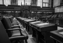 Serbest piyasa ekonomisi, ekonomik faaliyetlerin büyük ölçüde devlet müdahalesi olmaksızın, arz ve talep dengesi ile şekillendiği bir sistemdir. Bu modelde, işletmeler ve bireyler kendi çıkarlarını gözeterek kararlar alır ve ekonomik işlemler, serbest bir şekilde gerçekleşir. Serbest piyasa düzeni, tüm ekonomilerin temel yapı taşlarından biridir. İnsanların özgürlük ve rekabet içerisinde faaliyet gösterdiği bu sistem, çoğu zaman ekonomik büyümeyi, yeniliği ve verimliliği teşvik eder. Ancak, bu yapının bazı zorlukları da vardır. Serbest piyasa ekonomisinin avantajları ve dezavantajları, toplum ve devlet için çeşitli sosyal ve ekonomik sonuçlar doğurur. Konulu bir haber görseli.