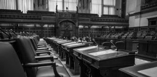 Serbest piyasa ekonomisi, ekonomik faaliyetlerin büyük ölçüde devlet müdahalesi olmaksızın, arz ve talep dengesi ile şekillendiği bir sistemdir. Bu modelde, işletmeler ve bireyler kendi çıkarlarını gözeterek kararlar alır ve ekonomik işlemler, serbest bir şekilde gerçekleşir. Serbest piyasa düzeni, tüm ekonomilerin temel yapı taşlarından biridir. İnsanların özgürlük ve rekabet içerisinde faaliyet gösterdiği bu sistem, çoğu zaman ekonomik büyümeyi, yeniliği ve verimliliği teşvik eder. Ancak, bu yapının bazı zorlukları da vardır. Serbest piyasa ekonomisinin avantajları ve dezavantajları, toplum ve devlet için çeşitli sosyal ve ekonomik sonuçlar doğurur. Konulu bir haber görseli.