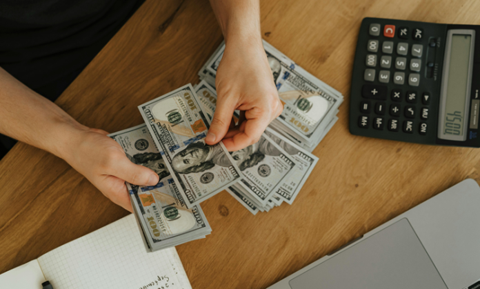Sermaye Olmadan Ticaret Mümkün mü Yıllar boyunca “sermaye” dendiğinde akla ilk gelen şey para oldu. Çünkü geleneksel ticaret anlayışında sermaye, yatırım yapabilmek ve iş kurabilmek için mutlaka maddi birikim gerektirirdi. Ancak günümüzün değişen iş dünyasında sermaye artık sadece parayla ölçülmüyor. konulu bir görsel