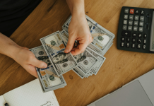 Ticaretin doğasında para vardır. Ama bugünün girişimcileri arasında hızla yayılan bir soru var: “Sermaye olmadan da ticaret yapılabilir mi?” Geleneksel anlayışa göre bir işe başlamak için önce maddi birikim gerekir. konulu bir görsel