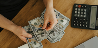 Ticaretin doğasında para vardır. Ama bugünün girişimcileri arasında hızla yayılan bir soru var: “Sermaye olmadan da ticaret yapılabilir mi?” Geleneksel anlayışa göre bir işe başlamak için önce maddi birikim gerekir. konulu bir görsel