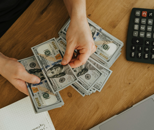 Ticaretin doğasında para vardır. Ama bugünün girişimcileri arasında hızla yayılan bir soru var: “Sermaye olmadan da ticaret yapılabilir mi?” Geleneksel anlayışa göre bir işe başlamak için önce maddi birikim gerekir. konulu bir görsel