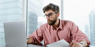 Sermayesiz E-Ticaret Nasıl Yapılır? Günümüzün dijital dünyasında, e-ticaretin yükselmesiyle birlikte birçok kişi kendi işini kurma fırsatına sahip olmuştur. Ancak sermayesi olmayan kişiler için e-ticaret başlatmak bir engel gibi görünebilir. Neyse ki, sermayesiz e-ticaret yapmak mümkündür ve doğru stratejilerle başarılı bir iş kurmak mümkündür. Bu yazımızda, sermayesiz e-ticaret yapmanın yollarını ve nasıl başarılı olabileceğinizi anlatacağız. Konulu bir haber görseli.