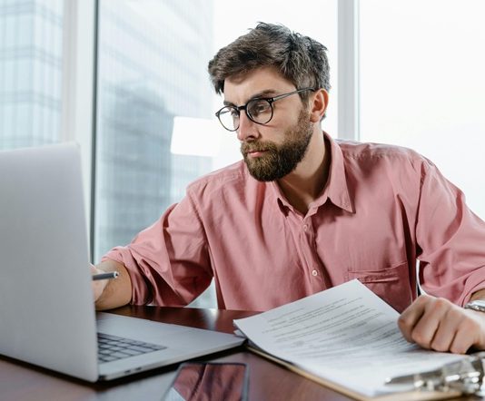 Günümüzün dijital dünyasında, e-ticaretin yükselmesiyle birlikte birçok kişi kendi işini kurma fırsatına sahip olmuştur. Ancak sermayesi olmayan kişiler için e-ticaret başlatmak bir engel gibi görünebilir. Neyse ki, sermayesiz e-ticaret yapmak mümkündür ve doğru stratejilerle başarılı bir iş kurmak mümkündür. Bu yazımızda, sermayesiz e-ticaret yapmanın yollarını ve nasıl başarılı olabileceğinizi anlatacağız. Konulu bir haber görseli.