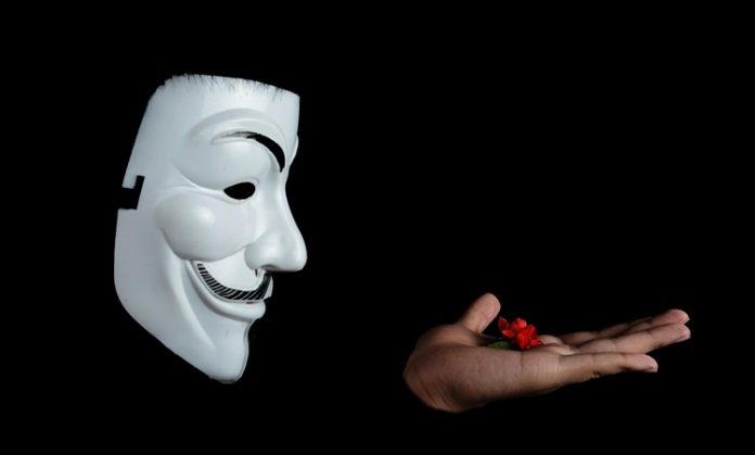Siber güvenlik, dijital verilerin, sistemlerin ve ağların çeşitli tehditlerden korunması için alınan önlemleri ifade eder. Teknolojinin hızla gelişmesiyle birlikte, internet üzerinden gerçekleştirilen işlemler ve veri paylaşımları her geçen gün artmaktadır. Bu durum, siber saldırılara karşı daha büyük bir savunma ihtiyacı doğurur. Siber güvenlik, kişisel bilgilerden kurumsal veriye kadar çok geniş bir yelpazede korunması gereken değerleri güvence altına alır. Eğer yeterli güvenlik önlemleri alınmazsa, bu dijital varlıklar ciddi tehditlerle karşı karşıya kalabilir. Peki, siber güvenlik neden bu kadar önemlidir ve nasıl işler? Konulu bir haber görseli.