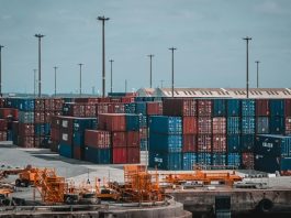 Günümüz dünyasında ekonomik bağımsızlık kazanmak ve kendi işinin patronu olmak isteyenlerin en çok sorduğu sorulardan biri: Sıfırdan ne iş kurabilirim? Bu soru, hem heyecan verici hem de kafa karıştırıcı olabilir. Çünkü kaynaklar sınırlıysa ve sermaye yoksa atılacak adımlar çok daha dikkatli planlanmalıdır. Ancak bu durum, iş kurmanın imkânsız olduğu anlamına gelmez. Doğru fikir, doğru strateji ve kararlılıkla sıfırdan iş kurmak kesinlikle mümkündür. Önemli olan hangi alanda yetkinlik ve tutku olduğunun farkına varmaktır. Konulu bir haber görseli.