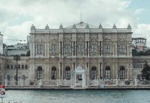 Tarih boyunca insanlık, kimin yönetmesi gerektiği ve bu yönetimin hangi temellere dayanması gerektiği sorularıyla yüzleşmiştir. Siyasal iktidar, bu soruların cevabını şekillendiren temel bir kavram olarak karşımıza çıkar. Bir toplumda karar alma gücüne sahip olan otoritenin varlığı, hem düzenin sağlanması hem de halkın yönetilmesi açısından zorunludur. Ancak bu gücün meşru olup olmadığı tartışması her zaman siyasetin merkezinde yer almıştır. İktidarın meşru mu yoksa zorla mı kurulduğu, sadece yönetenlerin değil, yönetilenlerin de kaderini belirler. Bu nedenle siyasal iktidarın kaynağını ve niteliğini anlamak, hem siyaset bilimi hem de toplumların geleceği açısından hayati önemdedir. Konulu bir haber görseli.