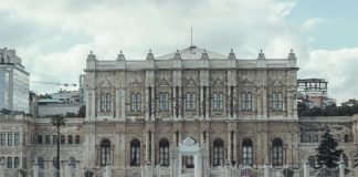 Tarih boyunca insanlık, kimin yönetmesi gerektiği ve bu yönetimin hangi temellere dayanması gerektiği sorularıyla yüzleşmiştir. Siyasal iktidar, bu soruların cevabını şekillendiren temel bir kavram olarak karşımıza çıkar. Bir toplumda karar alma gücüne sahip olan otoritenin varlığı, hem düzenin sağlanması hem de halkın yönetilmesi açısından zorunludur. Ancak bu gücün meşru olup olmadığı tartışması her zaman siyasetin merkezinde yer almıştır. İktidarın meşru mu yoksa zorla mı kurulduğu, sadece yönetenlerin değil, yönetilenlerin de kaderini belirler. Bu nedenle siyasal iktidarın kaynağını ve niteliğini anlamak, hem siyaset bilimi hem de toplumların geleceği açısından hayati önemdedir. Konulu bir haber görseli.