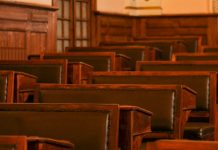 Toplumların siyasete yaklaşım biçimleri, yalnızca hükümetlerin icraatlarına ya da partilerin vaatlerine göre değil, çok daha derin ve tarihsel bir birikim üzerinden şekillenir. Bu birikimin en temel yapı taşlarından biri siyasal kültür kavramıdır. Siyasal kültür, bir toplumun siyasetle kurduğu ilişkiyi, devlete ve otoriteye dair inançlarını, vatandaşlık bilincini ve demokratik değerlere olan bağlılığını yansıtan sosyal bir zemindir. Her birey farkında olsun ya da olmasın, belirli bir siyasal kültürün etkisi altında siyasal davranış geliştirir. Bu da hem seçimlerdeki tercihleri hem de gündelik yaşamda siyasete yüklenen anlamı doğrudan etkiler. Konulu bir haber görseli.