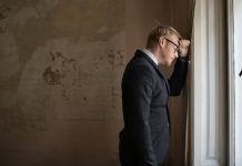 Günümüzde birçok ülkede vatandaşlar ile siyasal kurumlar arasında giderek derinleşen bir güven sorunu yaşanıyor. Bu sorunun merkezinde ise siyasal temsil krizi bulunuyor. Temsili demokrasinin dayandığı en temel yapı olan seçilmiş temsilciler, artık halkın sesini yeterince yansıtmamakla eleştiriliyor. Bu durum, demokratik rejimlerin meşruiyetini sarsmakla kalmıyor; aynı zamanda kutuplaşmayı, siyasal katılımın düşmesini ve popülist hareketlerin yükselmesini de beraberinde getiriyor. Siyasal temsilin sorgulanması, modern demokrasilerde ciddi bir dönüşüm ihtiyacını ortaya koyuyor. Konulu bir haber görseli.