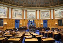 İdeoloji, bir toplumun, grubun veya bireyin dünya görüşünü şekillendiren düşünce sistemidir. Bu sistem; ekonomi, kültür, toplum, hukuk ve özellikle siyaset alanında etkili roller oynar. Modern siyaset tarihi boyunca, ideolojiler sadece partilerin değil, devletlerin bile temel yapı taşlarını oluşturmuş, halk hareketlerine yön vermiş ve savaşların gerekçesi olmuştur. Peki ideoloji ne demektir ve siyasette nasıl kullanılır? Bu soruların cevapları, günümüz politik atmosferini anlamak için hayati önem taşır. Konulu bir haber görseli.