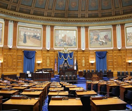 İdeoloji, bir toplumun, grubun veya bireyin dünya görüşünü şekillendiren düşünce sistemidir. Bu sistem; ekonomi, kültür, toplum, hukuk ve özellikle siyaset alanında etkili roller oynar. Modern siyaset tarihi boyunca, ideolojiler sadece partilerin değil, devletlerin bile temel yapı taşlarını oluşturmuş, halk hareketlerine yön vermiş ve savaşların gerekçesi olmuştur. Peki ideoloji ne demektir ve siyasette nasıl kullanılır? Bu soruların cevapları, günümüz politik atmosferini anlamak için hayati önem taşır. Konulu bir haber görseli.