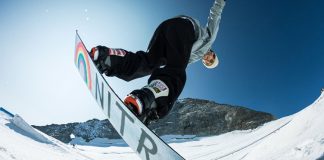 Snowboard, kış sporlarının en heyecan verici ve dinamik dallarından biridir. Kayakla benzerlikler taşıyan ancak farklı bir ekipmanla yapılan bu spor dalında, sporcular kar üzerinde kayarken teknik yeteneklerini sergilerler. Snowboard, hız, denge ve çeviklik gerektiren bir spor olmasının yanı sıra, akrobasi ve serbest stil hareketleriyle de tanınır. Hem amatörler hem de profesyoneller için popüler bir tercih haline gelmiş olan snowboard, kış tatilleri ve dağ sporları denildiğinde akla ilk gelen aktivitelerden biridir. Konulu bir haber görseli.