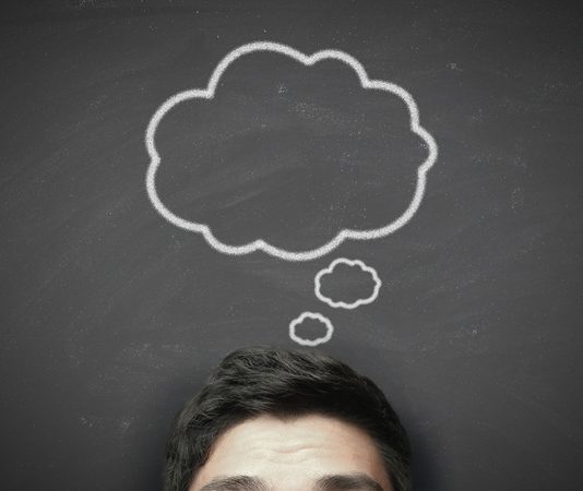 Eğitim, zaman içinde pek çok farklı yaklaşımla evrilmiştir. Bugün gelinen noktada, öğrencilerin ezbere dayalı öğrenme yöntemleri yerine, daha derinlemesine ve anlamlı öğrenme süreçlerine odaklanıldığı görülmektedir. Sorgulama temelli öğrenme (STÖ), bu yeni eğilimlerin öncüsü olarak, öğrencilerin sadece bilgi edinmelerini değil, aynı zamanda bu bilgiyi nasıl kullanacaklarını anlamalarını hedefler. Peki, sorgulama temelli öğrenme, geleneksel ezberlemenin yerini alabilir mi? Bu yazıda, sorgulama temelli öğrenmenin eğitimdeki rolünü, nasıl işlediğini ve ezberlemenin yerine geçip geçemeyeceğini inceleyeceğiz. Konulu bir haber görseli.