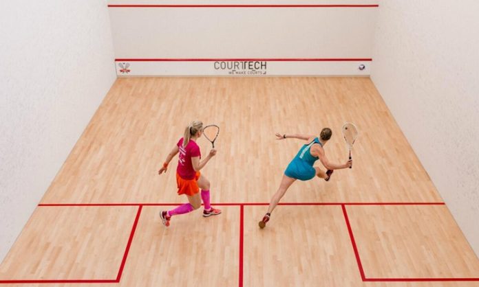 Squash Sporu Yükselişte Dünyada Giderek Popülerleşen Bir Spor Dalı Squash, hız, çeviklik ve strateji gerektiren, kapalı alanda oynanan raket sporları arasında yer alır. Tenise benzeyen yönleri olsa da, squash’ı benzersiz kılan birçok ayrıntı bulunur. Genellikle duvarlarla çevrili özel kortlarda oynanan squash, özellikle son yıllarda şehirli bireyler arasında artan ilgiyle dikkat çekmektedir. Sporun hem bedensel hem zihinsel açıdan oldukça faydalı olduğu bilimsel araştırmalarla da desteklenmektedir. Dünyada milyonlarca kişinin oynadığı bu spor, Türkiye’de de spor salonları ve kulüpler aracılığıyla giderek daha fazla ilgi görmektedir. Konulu bir haber görseli.
