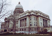 Subvansiyon, hükümetlerin veya diğer kamu otoritelerinin, belirli sektörlere veya şirketlere finansal destek sağladığı bir ekonomik araçtır. Bu destekler genellikle belirli ürünlerin üretim maliyetlerini düşürmek, ekonomik istikrarı sağlamak veya sosyal politikaları desteklemek amacıyla verilir. Subvansiyonlar, devletlerin piyasa dinamiklerini yönlendirme, belirli sektörleri teşvik etme veya tüketici fiyatlarını düşük tutma amacını güder. Ancak, bu tür destekler bazen ekonominin verimliliğini engelleyebilir veya piyasada dengesizliklere yol açabilir. Subvansiyon, hem devlet hem de piyasa aktörleri için büyük bir etkiye sahiptir. Bu yazıda subvansiyonun ne olduğu, nasıl çalıştığı ve ekonomik etkileri üzerinde durulacaktır. Konulu bir haber görseli.