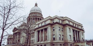 Subvansiyon, hükümetlerin veya diğer kamu otoritelerinin, belirli sektörlere veya şirketlere finansal destek sağladığı bir ekonomik araçtır. Bu destekler genellikle belirli ürünlerin üretim maliyetlerini düşürmek, ekonomik istikrarı sağlamak veya sosyal politikaları desteklemek amacıyla verilir. Subvansiyonlar, devletlerin piyasa dinamiklerini yönlendirme, belirli sektörleri teşvik etme veya tüketici fiyatlarını düşük tutma amacını güder. Ancak, bu tür destekler bazen ekonominin verimliliğini engelleyebilir veya piyasada dengesizliklere yol açabilir. Subvansiyon, hem devlet hem de piyasa aktörleri için büyük bir etkiye sahiptir. Bu yazıda subvansiyonun ne olduğu, nasıl çalıştığı ve ekonomik etkileri üzerinde durulacaktır. Konulu bir haber görseli.