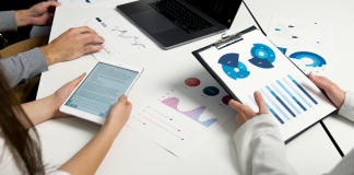 Günümüzde ticaret artık yalnızca fiziksel ürünlerin pazarda el değiştirmesiyle sınırlı değil; teknolojinin sunduğu araçlar sayesinde ticaret küreselleşmiş, dijitalleşmiş ve hız kazanmıştır. Teknolojik gelişmeler, hem üretimden lojistiğe hem de müşteri deneyiminden uluslararası pazarlamaya kadar ticaretin her aşamasını dönüştürmektedir. Konulu bir görsel