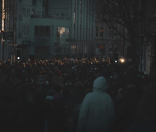 Temsili Demokrasi Ne Kadar Temsili Halkın İradesi Gerçekten Yansıyor mu Temsili demokrasi, modern siyasal sistemlerin temel yapı taşlarından biridir. Vatandaşların doğrudan yönetime katılmak yerine, kendilerini temsil edecek kişileri seçmesi üzerine kurulu bu model, özellikle nüfusu kalabalık ve coğrafi olarak geniş toplumlarda işlevsel kabul edilmektedir. Ancak günümüzde temsili demokrasinin gerçekten ne kadar “temsili” olduğu konusunda ciddi tartışmalar yaşanmaktadır. Halkın iradesinin ne ölçüde yansıtıldığı, temsilcilerin kimin adına hareket ettiği ve sistemin ne kadar katılımcı olduğu, bu tartışmaların temelini oluşturmaktadır. Konulu bir haber görseli.