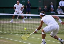 Tenis, hem bireysel hem de çiftler halinde oynanabilen, dünya genelinde popülerliğini koruyan raketli bir spor dalıdır. Çim kort, toprak kort ve sert zemin gibi farklı zeminlerde oynanabilen tenis, hız, çeviklik, strateji ve dayanıklılığı bir arada gerektiren fiziksel ve zihinsel bir oyun olarak dikkat çeker. Günümüzde hem profesyonel turnuvalar hem de amatör etkinliklerle geniş bir kitleye hitap eden bu spor, olimpik branşlar arasında yer alır. Konulu bir haber görseli.