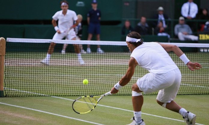 Tenis, hem bireysel hem de çiftler halinde oynanabilen, dünya genelinde popülerliğini koruyan raketli bir spor dalıdır. Çim kort, toprak kort ve sert zemin gibi farklı zeminlerde oynanabilen tenis, hız, çeviklik, strateji ve dayanıklılığı bir arada gerektiren fiziksel ve zihinsel bir oyun olarak dikkat çeker. Günümüzde hem profesyonel turnuvalar hem de amatör etkinliklerle geniş bir kitleye hitap eden bu spor, olimpik branşlar arasında yer alır. Konulu bir haber görseli.