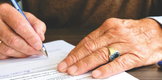 Ticaret hukuku, küresel ticaretin temel yapı taşlarından biridir. Hem iç hem de dış ticaretin düzenlenmesinde, ticaret hukuku işletmelerin, hükümetlerin ve ticaret ortaklarının uyması gereken kuralların belirlenmesinde kritik bir rol oynar. Konulu bir görsel