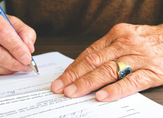 Ticaret Hukuku: Küresel Ticareti Yönlendiren Düzenlemeler Ticaret hukuku, küresel ticaretin temel yapı taşlarından biridir. Hem iç hem de dış ticaretin düzenlenmesinde, ticaret hukuku işletmelerin, hükümetlerin ve ticaret ortaklarının uyması gereken kuralların belirlenmesinde kritik bir rol oynar. Konulu bir görsel