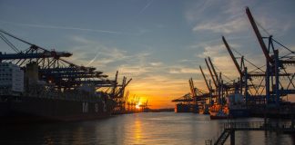 Ticaret, mal ve hizmetlerin alım satımını içeren en eski ekonomik faaliyetlerden biridir. Bu faaliyet, sadece bir ürünün tüketiciye ulaşmasını sağlamakla kalmaz, aynı zamanda ekonomik büyümeyi destekler, istihdam yaratır ve piyasadaki rekabeti artırır. Ticaret şirketleri, bu ekonomik sürecin en önemli unsurlarındandır. Ticaretin farklı alanlarında faaliyet gösteren bu şirketler, ürünlerin doğru alıcıya ve doğru zamanda ulaşmasını sağlar. Bu yazımızda, ticaret şirketlerini ve hangi türlerin öne çıktığını detaylı bir şekilde inceleyeceğiz. Konulu bir haber görseli.