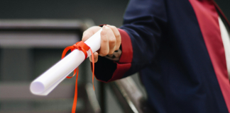 Ticaret, dünya genelinde ekonomik büyümenin ve kalkınmanın önemli bir unsurudur. İş dünyasında başarılı olabilmek ve ticaretin çeşitli alanlarında faaliyet gösterebilmek için doğru bilgiye ve uzmanlığa sahip olmak gerekir. Ticaret yapmak, yalnızca bir ürün veya hizmet satışı yapmak anlamına gelmez. Aynı zamanda finansal yönetim, lojistik, pazarlama stratejileri, müşteri ilişkileri ve hukuki düzenlemeler gibi pek çok farklı alanda bilgi sahibi olmayı gerektirir. Konulu bir haber görseli oluştur.