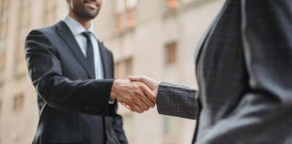 Ticaret, dünya çapında en eski ekonomik faaliyetlerden biri olup, insanlar arasında mal ve hizmetlerin alım satımını kapsayan bir süreçtir. İlk çağlardan günümüze kadar ticaret, insan toplumlarının temel yapı taşlarından biri olmuştur. Ancak, ticaretin asıl amacı hakkında pek çok farklı görüş vardır. Bazı insanlar ticareti sadece kar amacı güden bir faaliyet olarak görürken, diğerleri ticaretin daha geniş bir sosyal ve ekonomik amacı olduğunu savunmaktadır. Peki, ticaretin asıl amacı nedir? Konulu bir haber görseli