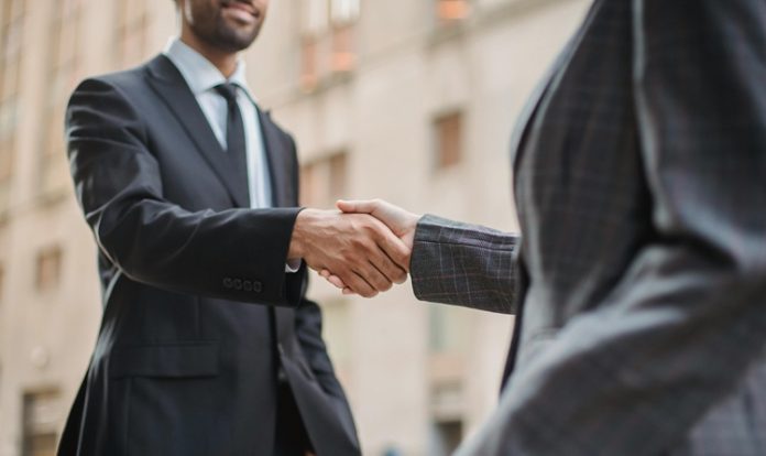 Ticaret, dünya çapında en eski ekonomik faaliyetlerden biri olup, insanlar arasında mal ve hizmetlerin alım satımını kapsayan bir süreçtir. İlk çağlardan günümüze kadar ticaret, insan toplumlarının temel yapı taşlarından biri olmuştur. Ancak, ticaretin asıl amacı hakkında pek çok farklı görüş vardır. Bazı insanlar ticareti sadece kar amacı güden bir faaliyet olarak görürken, diğerleri ticaretin daha geniş bir sosyal ve ekonomik amacı olduğunu savunmaktadır. Peki, ticaretin asıl amacı nedir? Konulu bir haber görseli