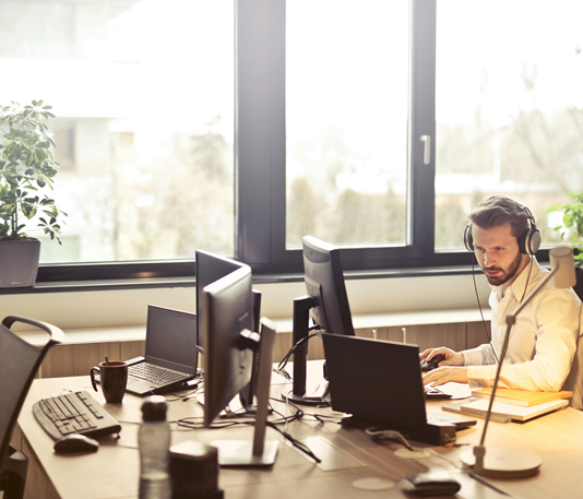 Günümüz iş dünyasında, başarılı bir ticari yapı kurmak için sadece sermaye veya iyi bir fikir yeterli değildir. Ticaretin dinamiklerini anlamak, bu yapının sağlam bir zemine oturmasını sağlar. Piyasa şartları, müşteri beklentileri, rekabet, dijitalleşme ve küresel etkiler gibi birçok değişken; ticari faaliyetlerin kaderini doğrudan etkiler. Bu değişkenleri analiz etmeyen ve stratejik adımlar atmayan işletmeler, zamanla piyasada silinir. konulu bir görsel