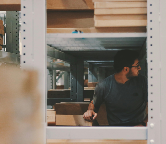 Ticarette etkili olmak, sadece ürün veya hizmet satmakla sınırlı değildir. Etkili bir tüccar, pazarı okuyabilen, müşteri ilişkilerini yöneten, değişen koşullara hızla adapte olabilen kişidir. Günümüzün hızla değişen ticaret ortamında, ayakta kalmak için belirli kurallara bağlı kalmak gerekiyor.