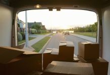 Rekabet, ticaretin temel taşlarından biridir ve ekonomilerin işleyişinde kritik bir rol oynar. Hem büyük ölçekli şirketler hem de küçük işletmeler için rekabet, başarılı olabilmek ve pazar payını artırabilmek adına sürekli olarak var olması gereken bir güçtür. Ticarette rekabet, şirketlerin daha verimli olmasına, yenilikçi ürünler geliştirmesine ve daha iyi hizmetler sunmasına olanak tanır. Aynı zamanda, rekabetin doğru yönetilmesi, tüketiciye daha fazla seçenek sunar ve fiyatların makul seviyelerde tutulmasını sağlar. Bu yazıda ticarette rekabetin önemi, işletmeler için sağladığı faydalar ve rekabetin ekonomik büyüme üzerindeki etkileri ele alınacaktır. Konulu bir haber görseli.