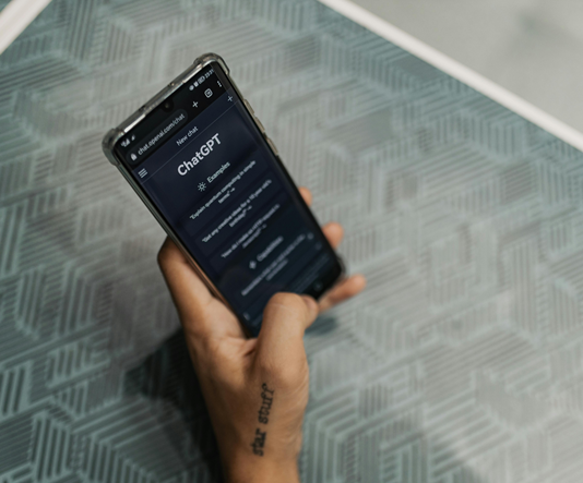 Yapay zeka (YZ), bir zamanlar bilim kurgu alanına ait bir kavramken bugün birçok sektörde olduğu gibi ticaret dünyasında da merkezî bir güç haline geldi. Artık sadece büyük teknoloji firmaları değil, küçük ve orta ölçekli işletmeler de yapay zekayı operasyonlarında aktif şekilde kullanıyor. konulu bir görsel