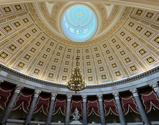 Totalitarizm ve otoriterlik, çoğu zaman benzer anlamda kullanılsa da, siyaset bilimi açısından oldukça farklı rejim biçimleridir. Her iki yönetim anlayışı da özgürlüklerin sınırlandırıldığı, halkın yönetime katılımının kısıtlandığı sistemleri ifade eder. Ancak bu iki rejimin uygulama biçimi, ideolojik arka planı, yönetim mekanizması ve toplum üzerindeki etkileri ciddi biçimde ayrışır. Bu nedenle totalitarizm ve otoriterlik arasındaki farkları anlamak, çağdaş dünya siyasetinde demokrasinin karşılaştığı tehditleri daha net kavrayabilmek için hayati önem taşır. Konulu bir haber görseli.