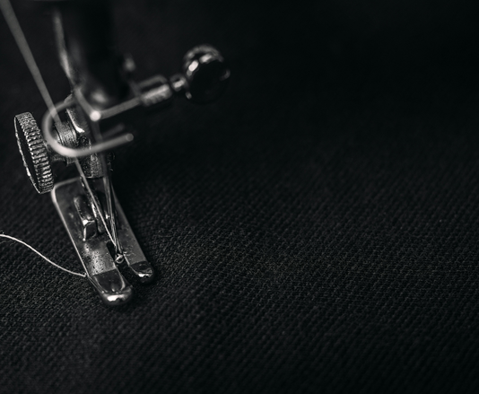 Türkiye tekstil sektörü, sahip olduğu üretim gücü, coğrafi avantajı ve yetişmiş iş gücü sayesinde dünya genelinde önemli bir konuma sahiptir. Özellikle Avrupa ve Orta Doğu pazarları için kritik bir tedarikçi olarak görülen Türkiye, hazır giyim ve tekstil ürünleri ihracatında her yıl istikrarlı bir büyüme yakalıyor. konulu bir görsel.