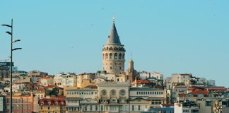 Üretim, bir ülkenin ekonomik gücünün en somut göstergelerinden biridir. Özellikle Türkiye gibi gelişmekte olan ülkelerde, üretilen ürünlerin hem iç pazara hem de dış pazarlara sunulması; ekonomik büyümeden istihdama, ihracattan teknolojik gelişime kadar birçok alanda belirleyici rol oynar. Bu bağlamda “Üretilen ürünlerin ülkemiz için önemi nedir?” sorusu sadece ekonomik değil, aynı zamanda sosyal ve stratejik boyutlar da taşır. Yerli üretimin artması, dışa bağımlılığın azalmasını sağlarken, ülke içindeki refah düzeyinin de yükselmesine katkıda bulunur. Konulu bir haber görseli.