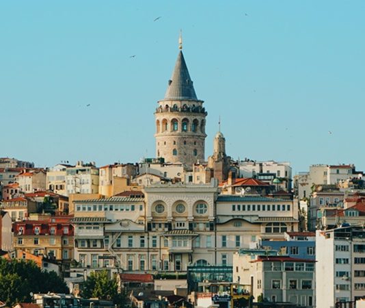 Üretim, bir ülkenin ekonomik gücünün en somut göstergelerinden biridir. Özellikle Türkiye gibi gelişmekte olan ülkelerde, üretilen ürünlerin hem iç pazara hem de dış pazarlara sunulması; ekonomik büyümeden istihdama, ihracattan teknolojik gelişime kadar birçok alanda belirleyici rol oynar. Bu bağlamda “Üretilen ürünlerin ülkemiz için önemi nedir?” sorusu sadece ekonomik değil, aynı zamanda sosyal ve stratejik boyutlar da taşır. Yerli üretimin artması, dışa bağımlılığın azalmasını sağlarken, ülke içindeki refah düzeyinin de yükselmesine katkıda bulunur. Konulu bir haber görseli.